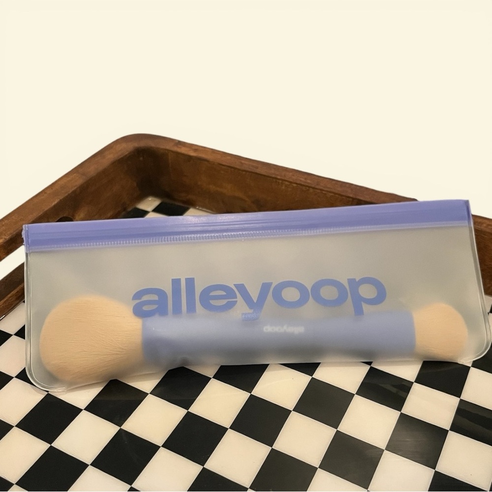Alleyoop Multitasker 4 in 1 Makeup Brush and Bag “Ready in 5”
